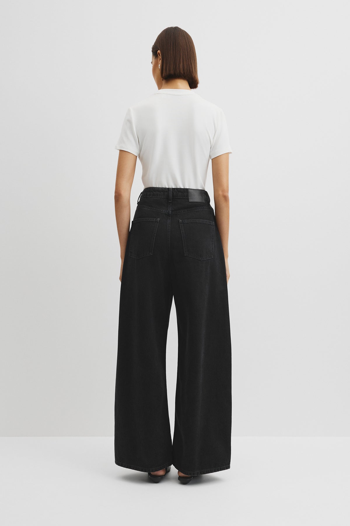 Curved Wide Leg Jean